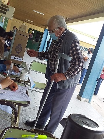 Adultos_mayores_votan_en_las_PASO.jpg