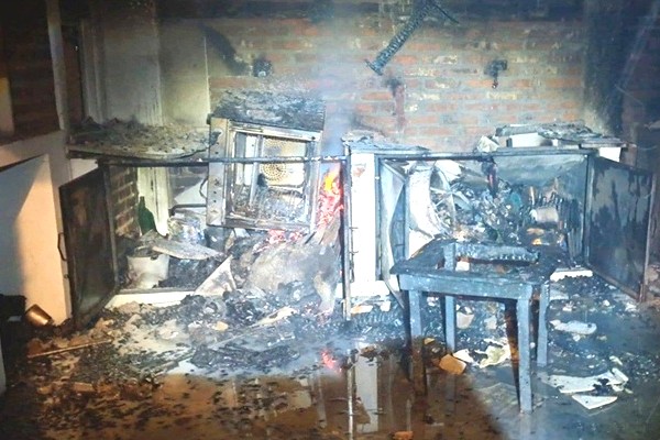 Bomberos_en_incendio_de_quincho_2.jpg