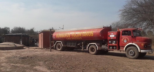 Bomberos_llevan_agua_al_oeste.jpg
