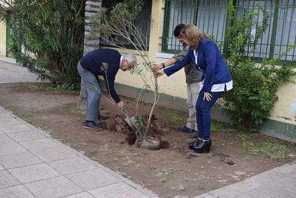 EEP_991_Zenoff_planta_rbol_con_directora.jpg