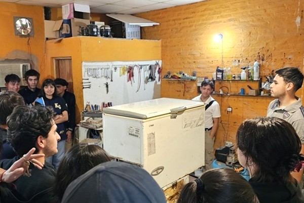 EET_5_Alumnos_en_Refrigeracion_Horacio.jpg