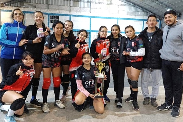 Huracn_Voley_Santa_Sylvina_campeonas_13.jpg