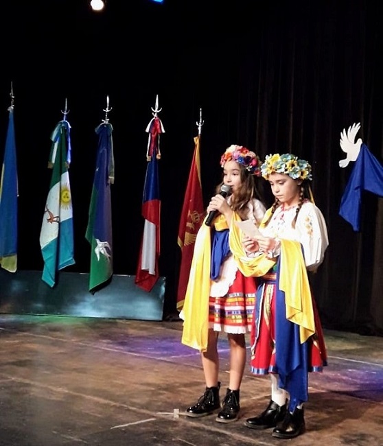 Nias_explican_bandera_de_Ucrania.jpg