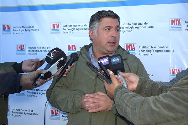 Presidente_INTA_con_medios.jpg