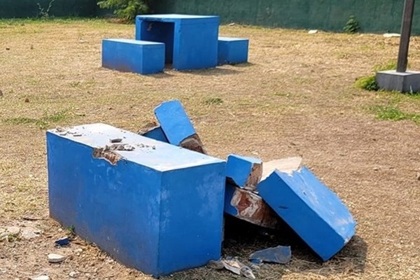 Vandalismo_plaz_barrio_Granaderos.jpg