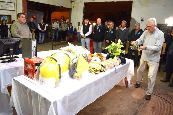 Zenoff_bendicin_bomberos.jpg
