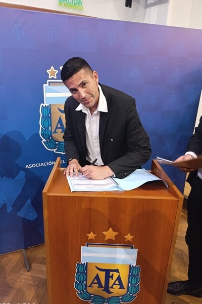 rbitro_firma_contrato_con_AFA.jpg